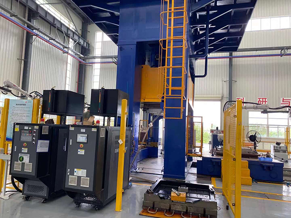 成型碳纖維<a href='http://www.eternwin.com/p_mowenji.html' class='body-link'>模溫機</a>